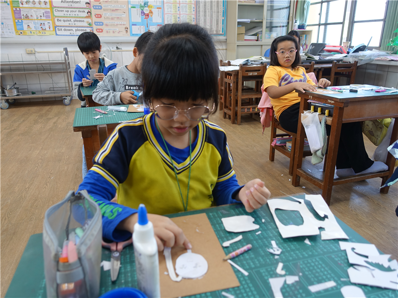 三年級剪紙疊合