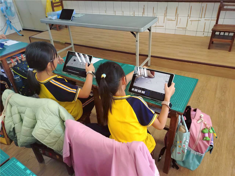 二年級利用iPad拍攝影像素材