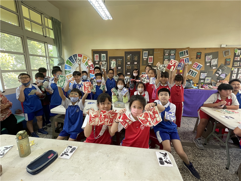 學生與鳳纖紙版畫大合照