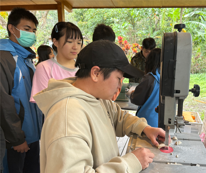 講師協助學生切割牛骨