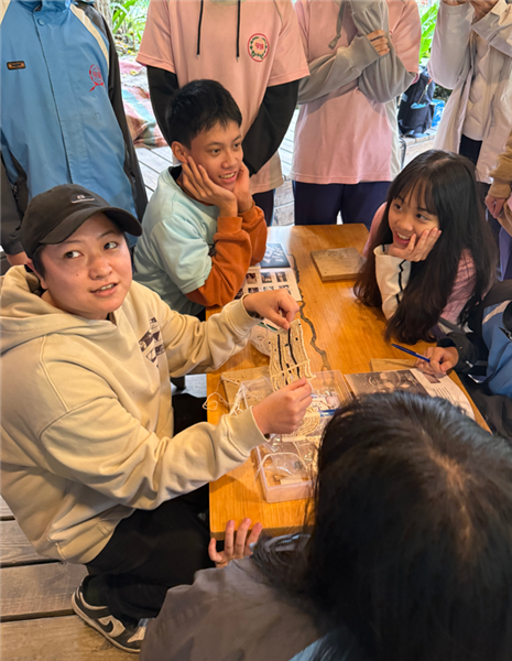 講師介紹傳統貝珠飾品