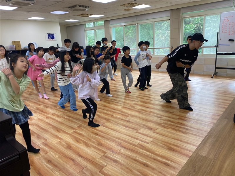 中高年級學生專注律動練習，展現肢體協調與團隊合作。