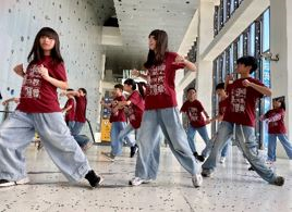 結合平溪鐵道文化，於海科館進行三校鐵道快閃活動，高年級學生以充滿熱情的姿態演出，展現自信之美。