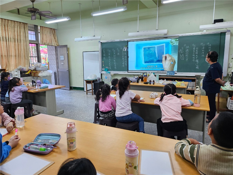 閱讀湛藍書海：	將花朵或葉子排列組合，製作藍晒柚花書籤。