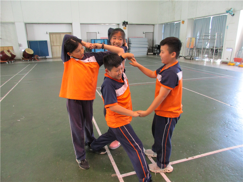 鑽洞蓋城堡PART2-小朋友在遊戲學習的過程中體驗到如何運用肢體的動作與同伴合作，來維持畫面的平衡。