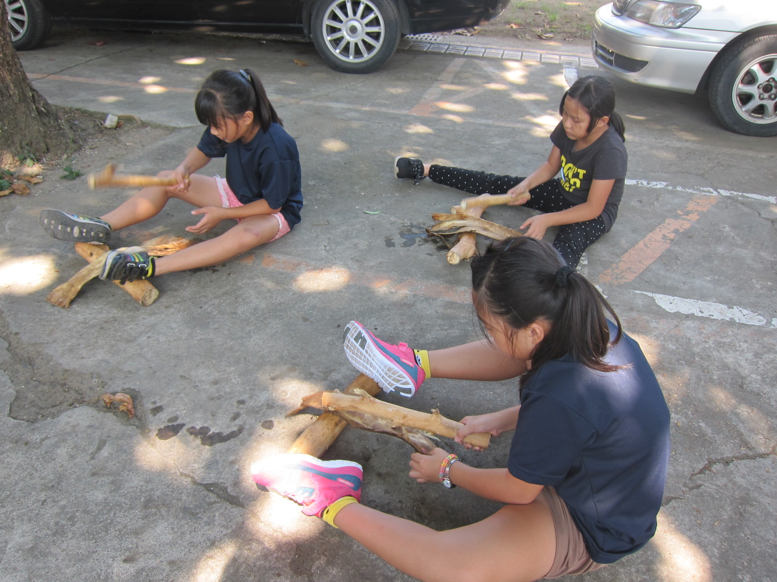 學生練習構樹樹皮槌打製作