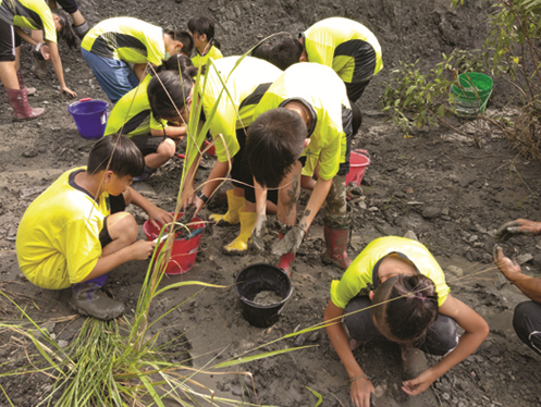 帶著學生走進大地認識與觸摸家園的土，並親手挖掘做陶的原料