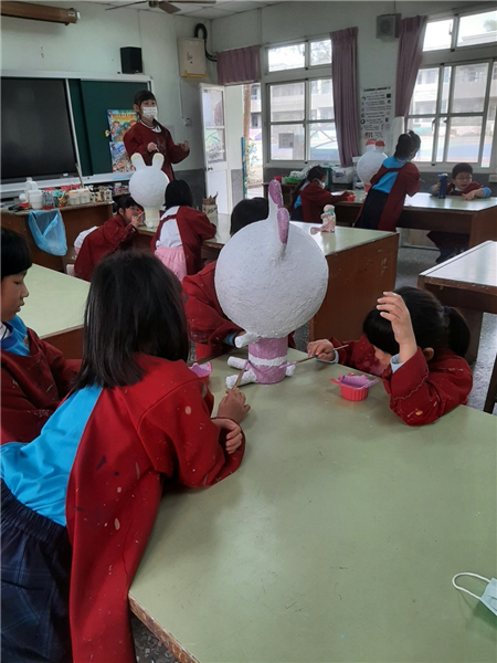 學生製作大型紙漿娃娃