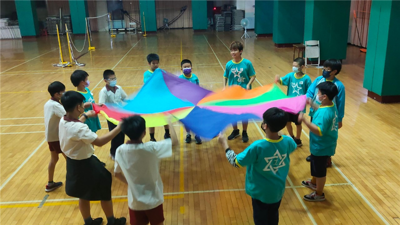 小組擺動彩虹拼圖玩遊戲
