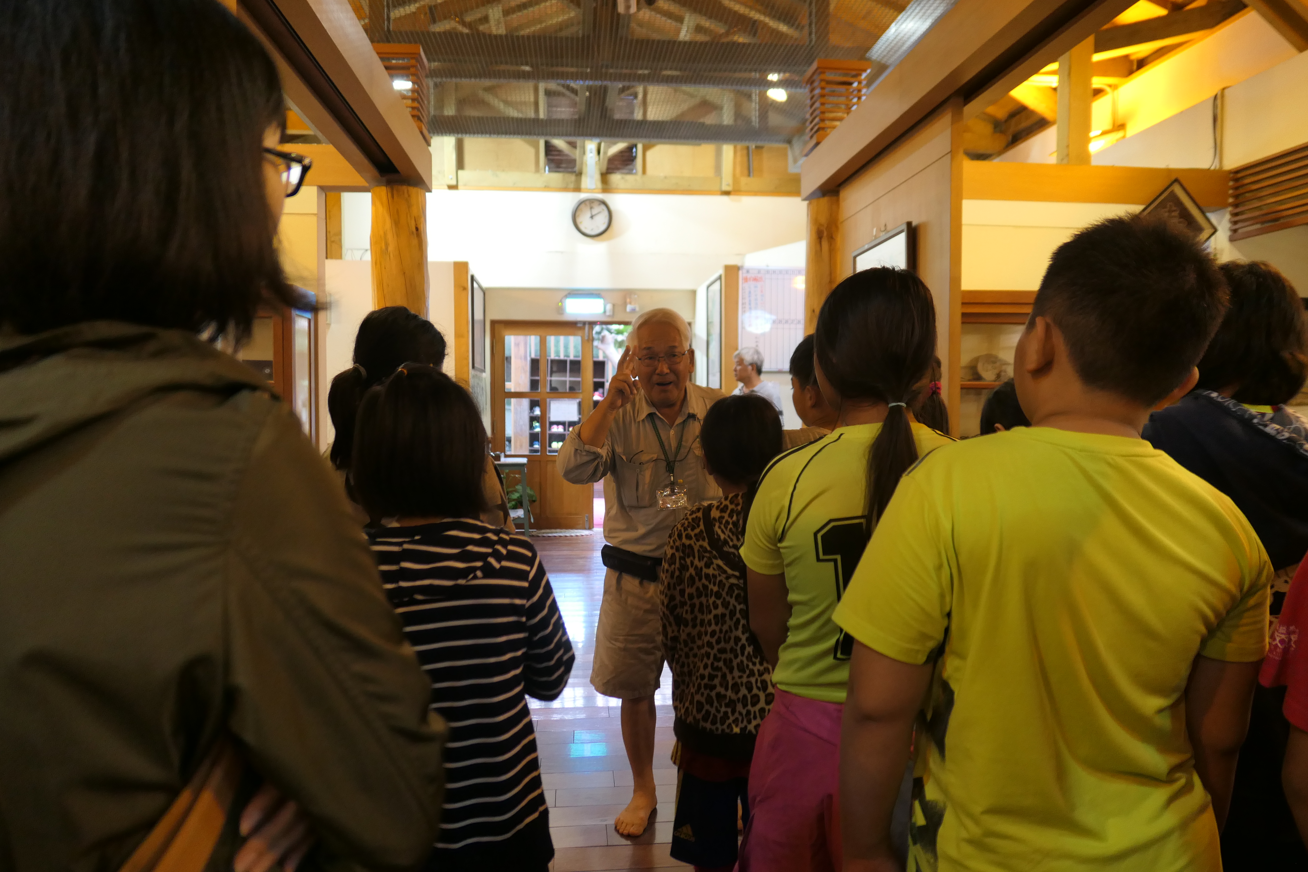 林田山林業文化協進會導覽志工向學童解說林場歷史