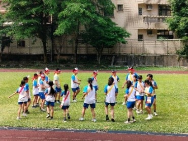 每個班級演出一個不同的原住民舞蹈，圖為阿美族的豐年祭，視覺重點： 男子華麗的羽冠、定情信物情人袋。