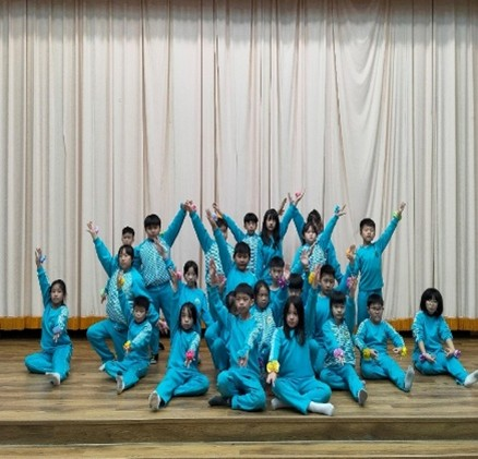 學生戴著親手製作的花朵道具，隨著音樂律動，舞出《胡桃鉗》〈花之圓舞曲〉的優雅篇章。