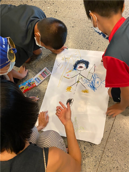 根據線索，畫出嫌疑犯的形象