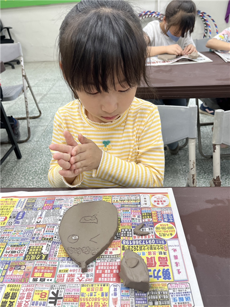 學生製作柚子陶板