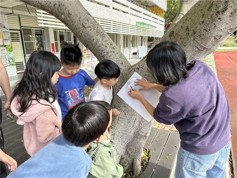 陶藝老師帶學生至校園樹木拓印