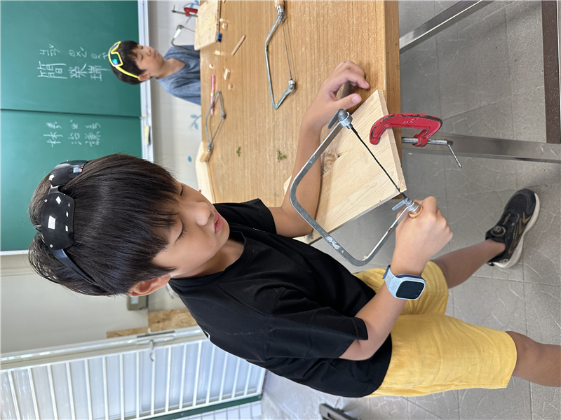 學生操作線鋸