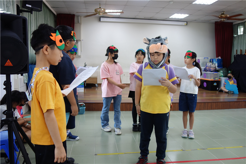 中年級排演努力背稿