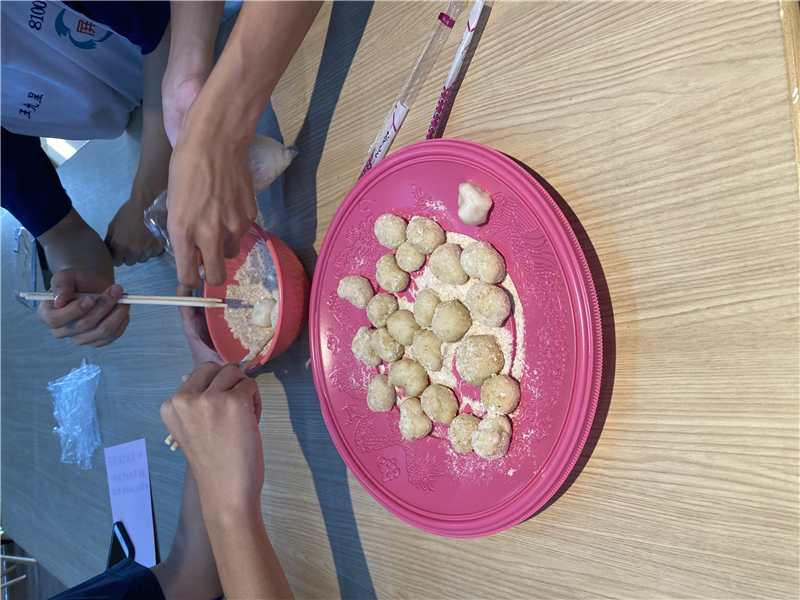 回溯自己接觸「米食」的經驗，藉一包客家麻糬(粢)讓各組創意發想，如何將一包麻糬分食共有，吃的實踐精神。