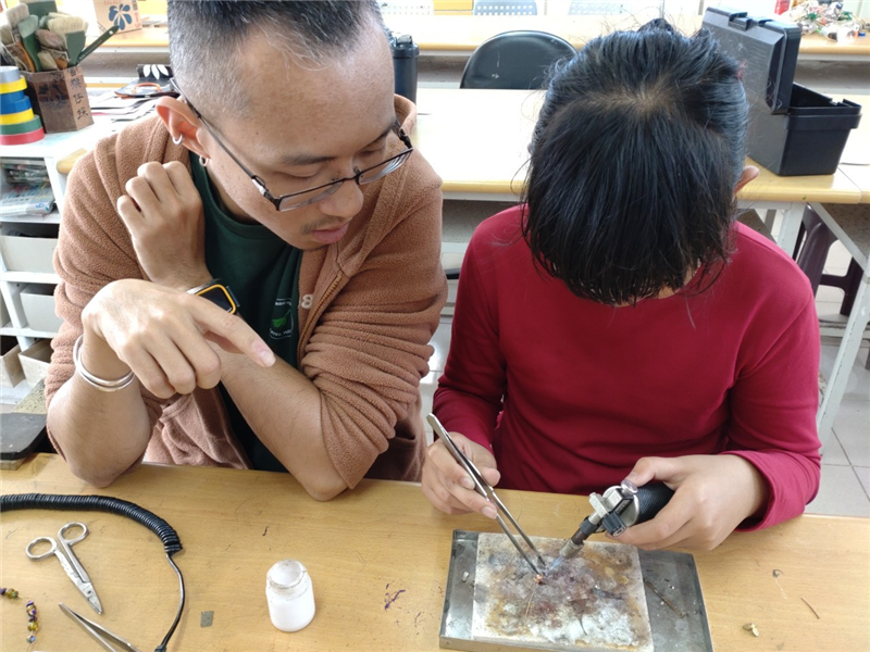 藝術家指導學生操作焊接技法