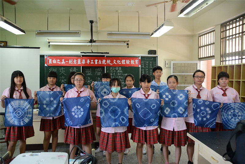 學生實作藍染方巾