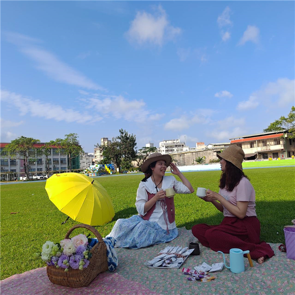 114年3月26日(三)教師攝影研習，練習拍攝「春日野餐」畫面。陳世玟攝影。
