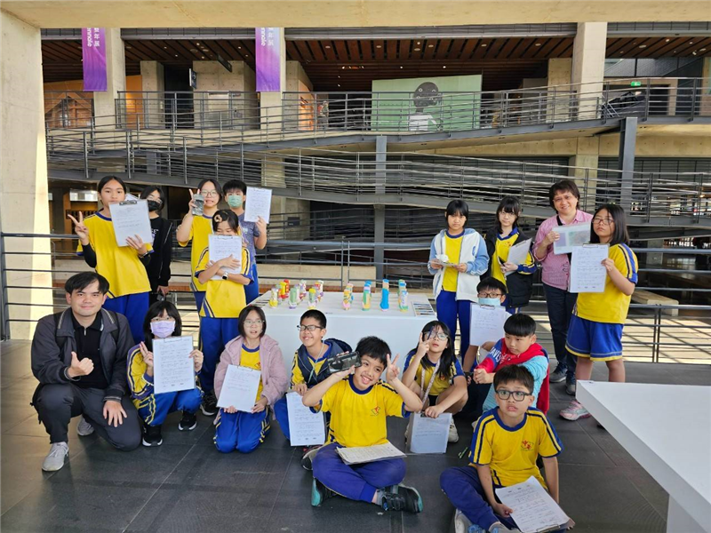 雙語攝影班於114年3月12日(三)參觀新北市鶯歌陶瓷博物館之「感動蛇特展」，開拓藝文視野。李靜宜攝影。