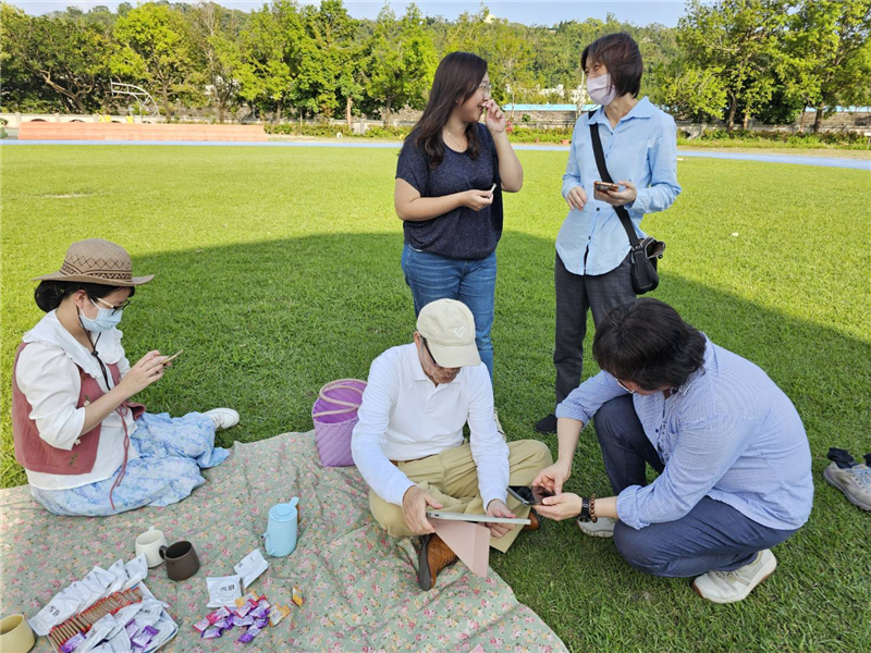 114年3月26日(三)教師攝影研習，教師練習拍攝春季野餐畫面，並進行拍攝構圖討論。李靜宜攝影。