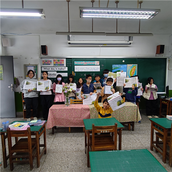 114年6月10日，雙語攝影班在課程中進行攝影報導文章剪報及閱讀討論。陳世玟攝影。
