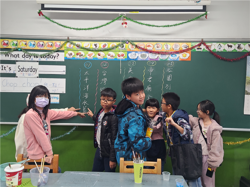 113年12月21日，雙語攝影班同學尋找中華國小的五個代表色彩。陳世玟攝影。