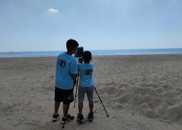 小朋友拍攝金門海景