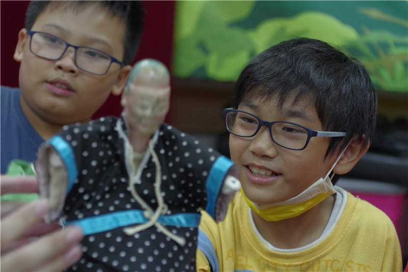 小朋友操作戲偶