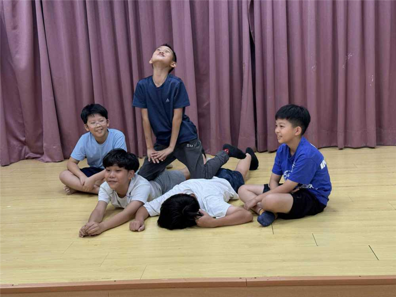 比手劃腳