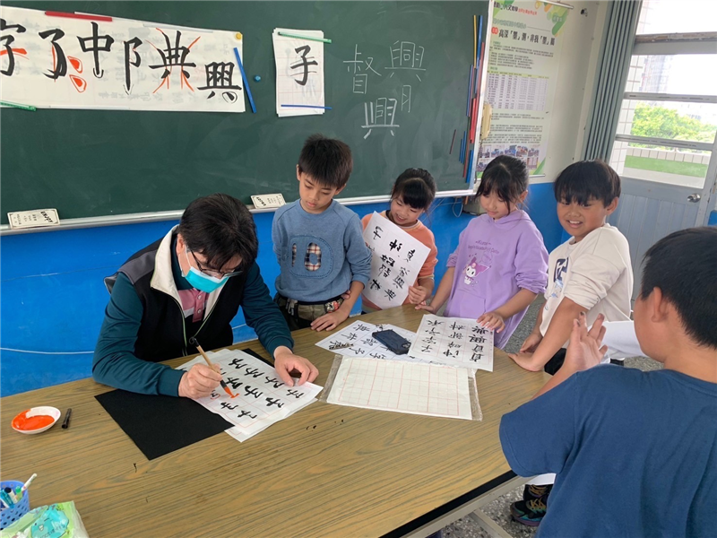 教師批閱學生書法作品