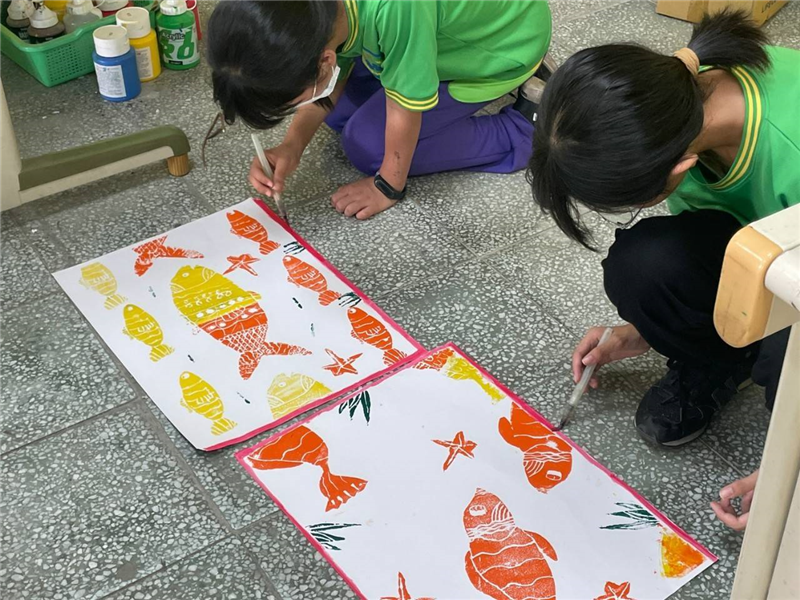 五年級版畫魚群