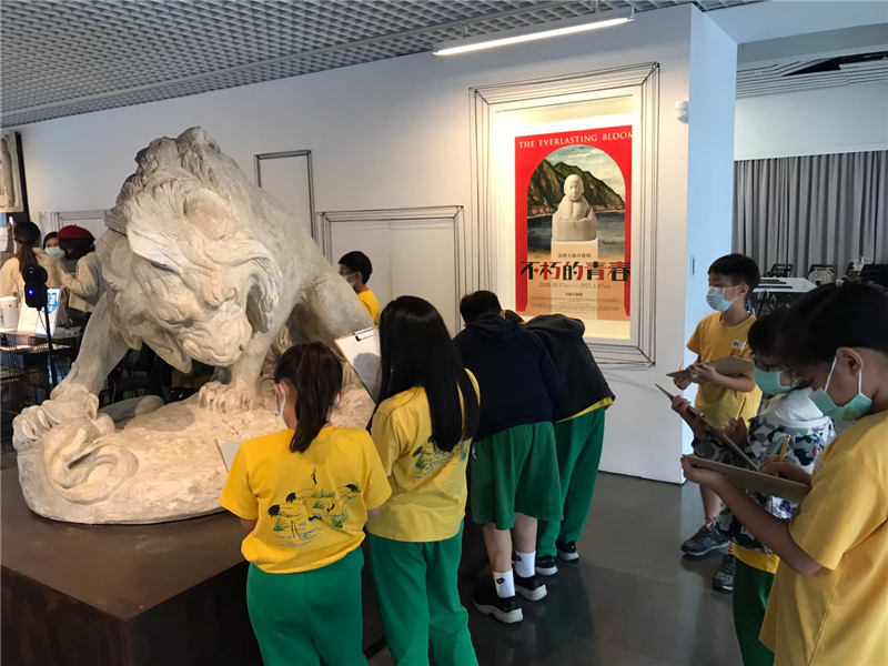 學生近距離觀察石膏模製品