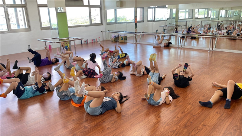 上課前暖身活動，進行身體柔軟度協調