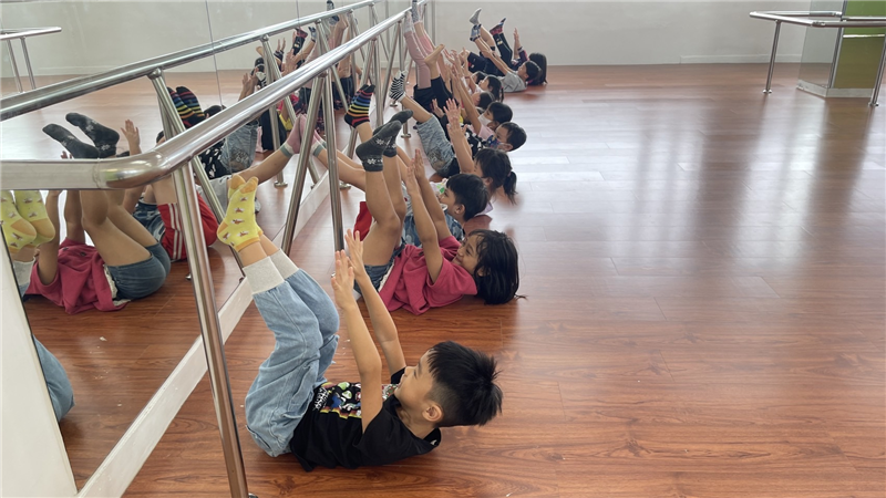 學生進行拉筋，為課程活動做準備