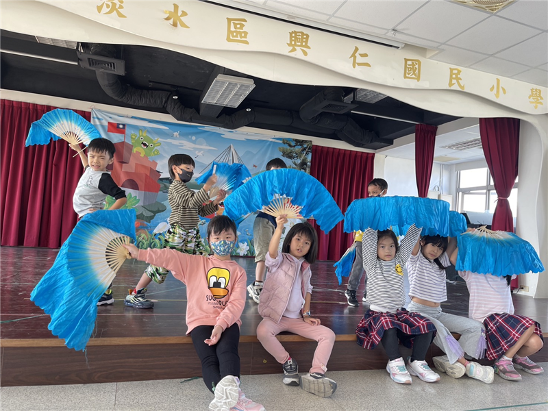 學生進行多元文化展演前的彩排