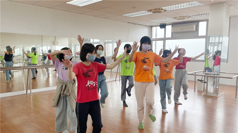 六年級學生進行身體探索