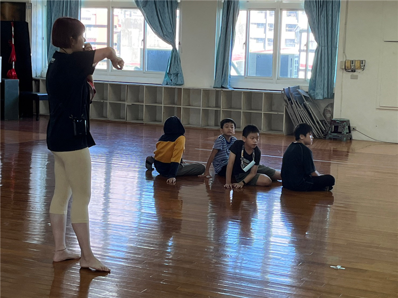 學生互相合作完成任務