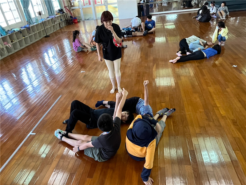 學生運用肢體表現創造力