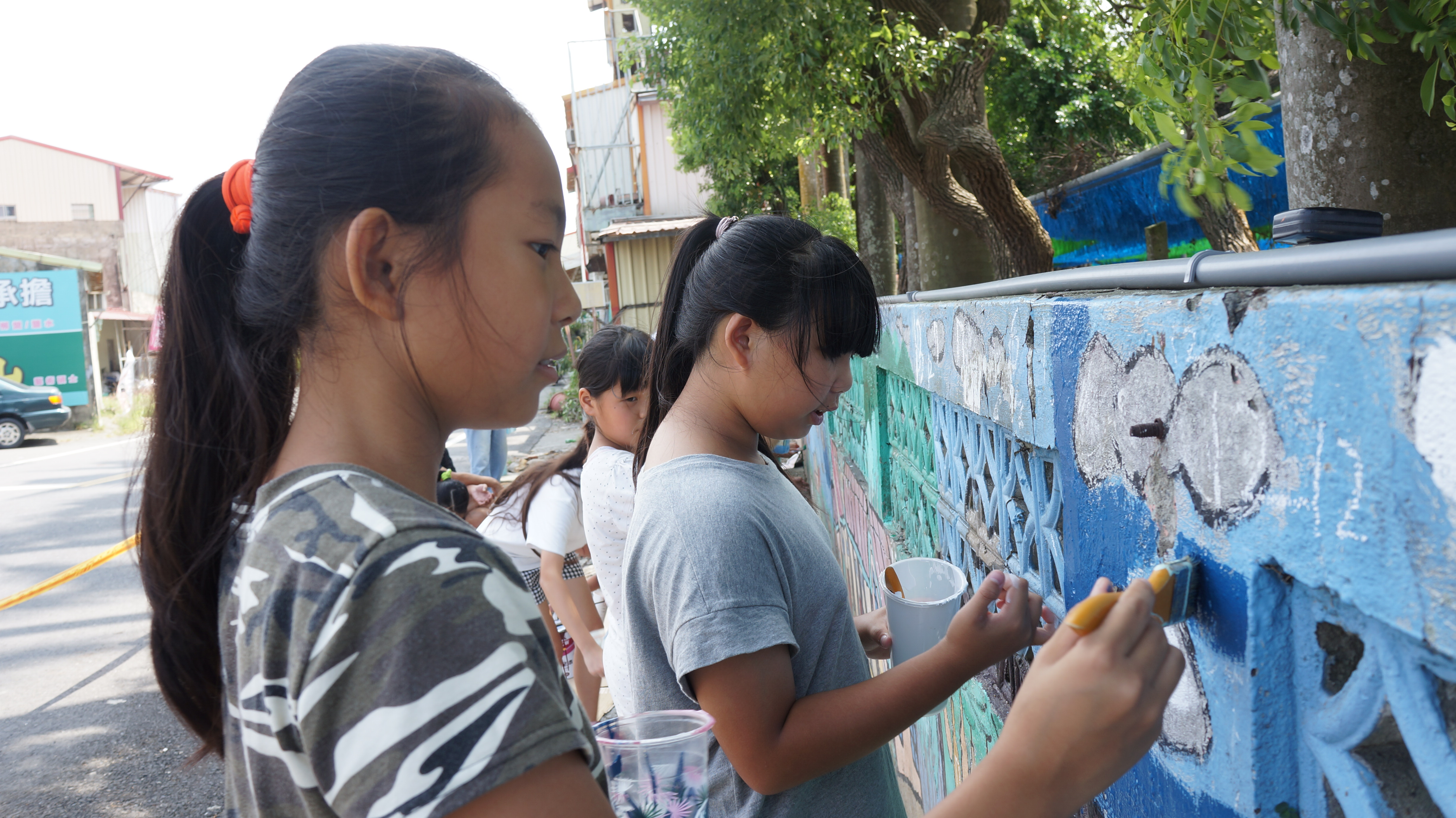 教師指導學生磚牆彩繪活動