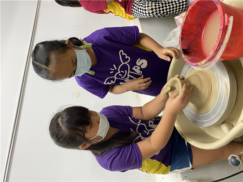 學生拉坯體驗中