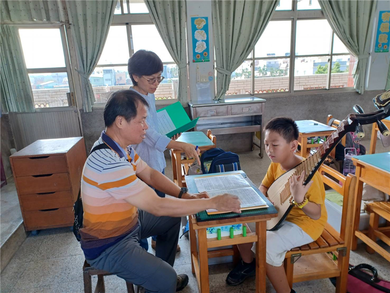 彈撥組老師個別指導學生技法