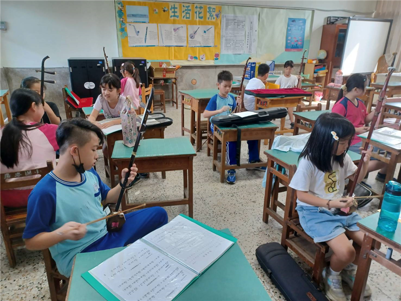 拉弦組學生練習情形