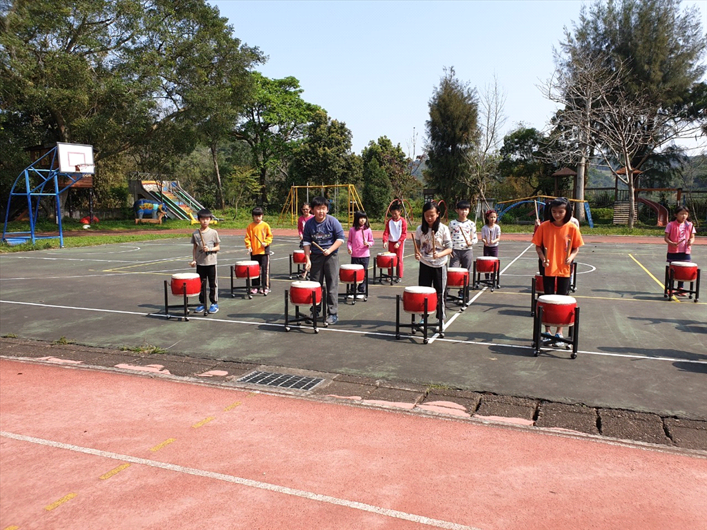 高年級中國鼓搭配樂器進行節奏教學