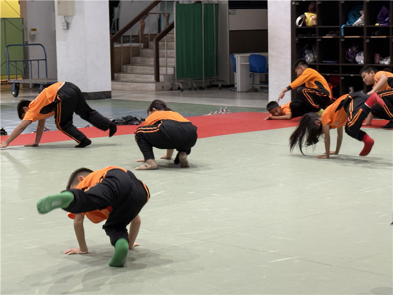 學生練習新動作