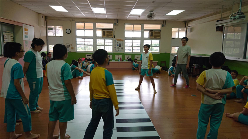 透過活動與指令塑造出劇本中夏洛克的處境，並讓學生搭配劇中台詞表現。