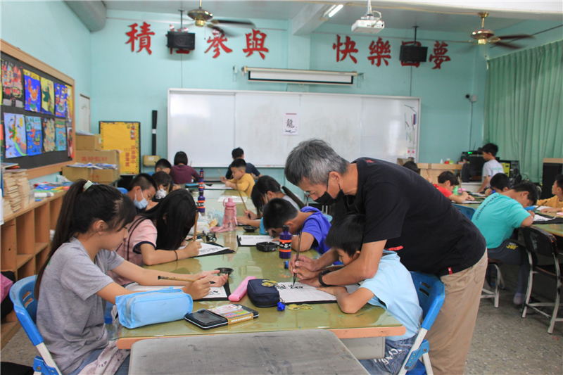 學生練習書法