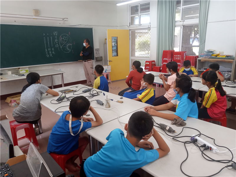 學生雕刻情形